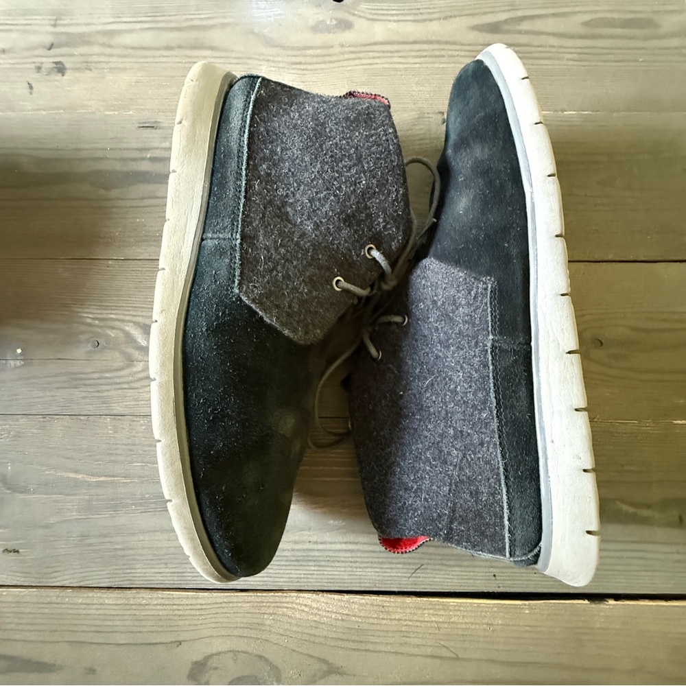 UGG Men's Charcoal and Black Suede Chukka Boots - Picture 3 of 7